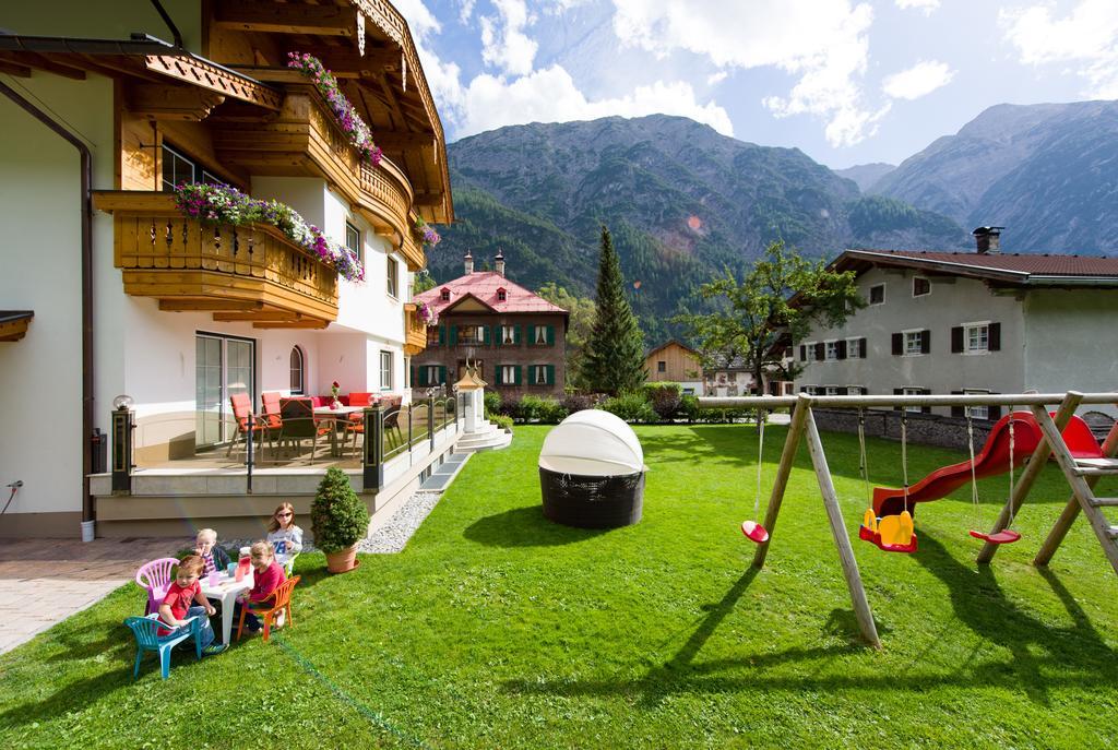 Ferienschloessl Harmonie Otel Holzgau Dış mekan fotoğraf